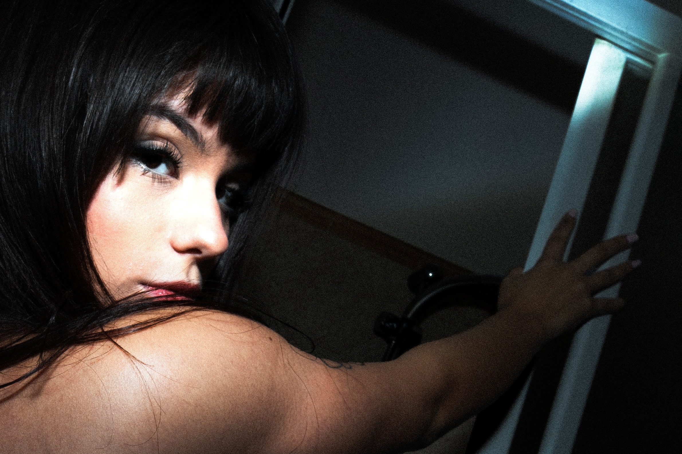 Ragazza nuda che entra in doccia