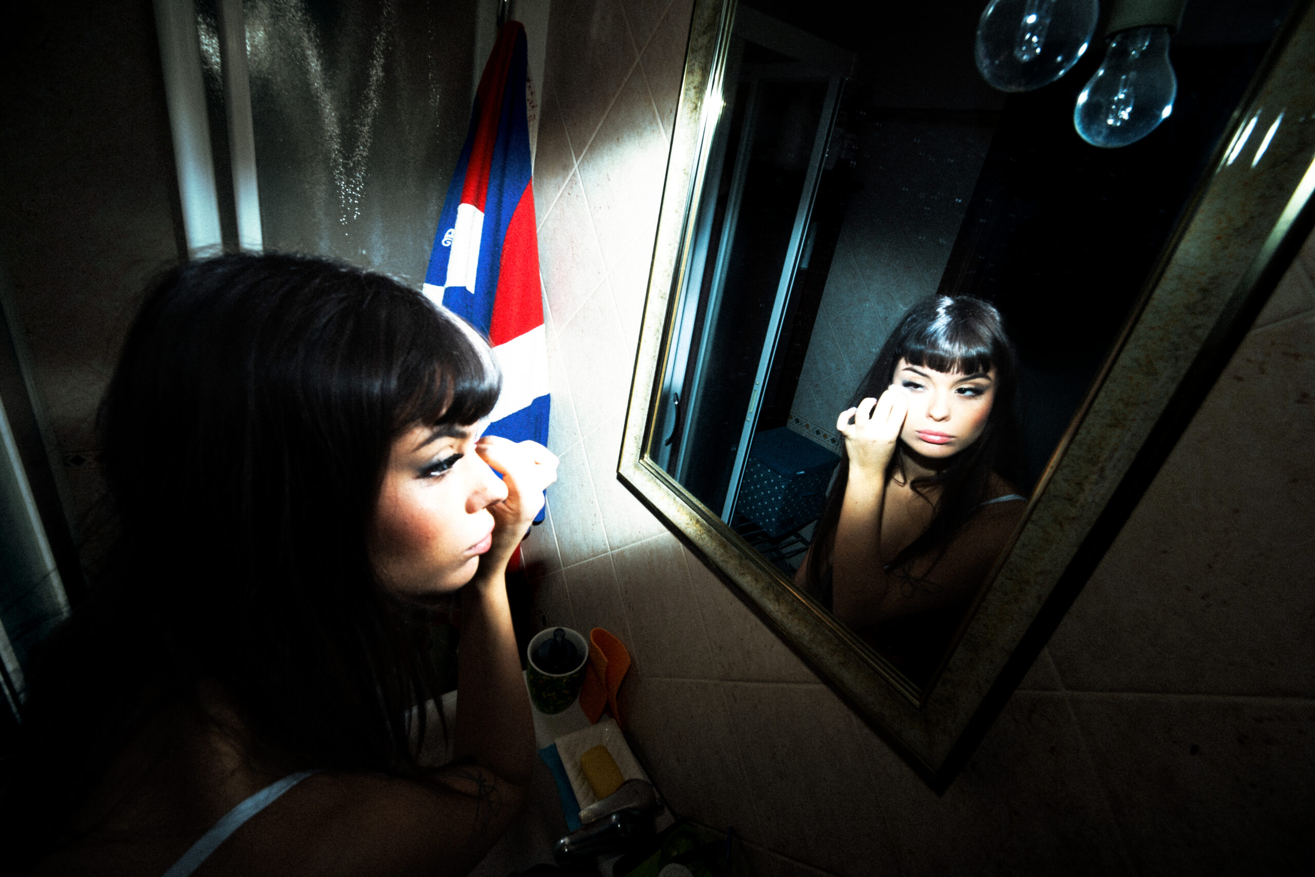 Ragazza che si strucca in bagno
