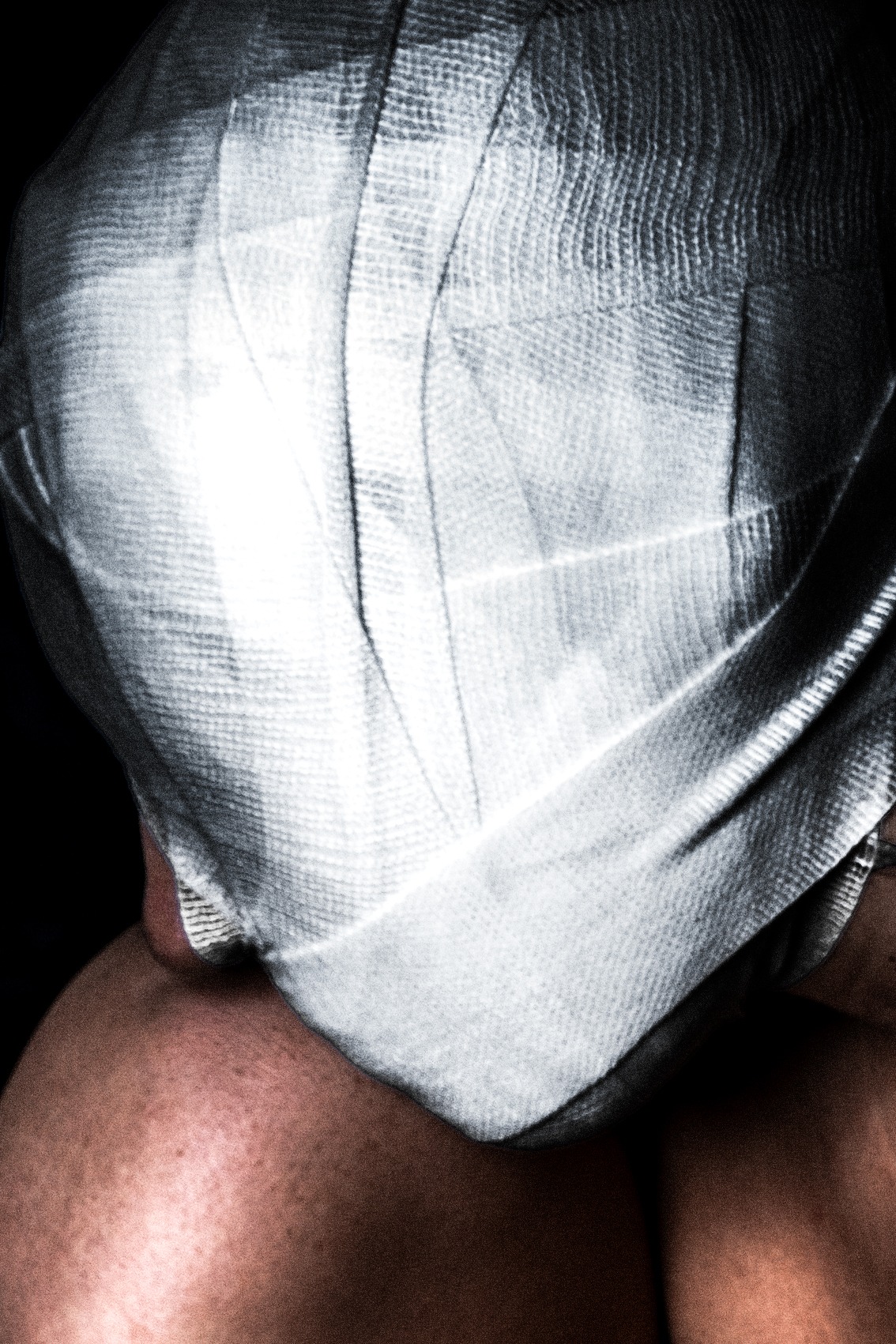 Ritratto di donna con volto ricoperto di bende
